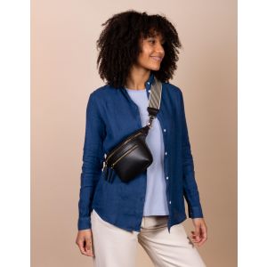 Becks_BumBag_Black_Apple_Leather_FemaleModel_1